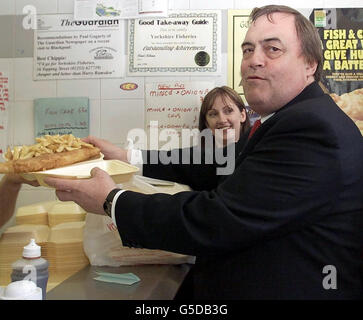 Der stellvertretende Premierminister John Prescott kauft Fisch und Chips in der Yorkshire Fisheries Chipwerkstatt in Blackpool, wo sein Prescott Express während einer Tour durch Nordengland aufhielt. * Herr Prescott wurde bei seinem 52. Wahlkreisbesuch im Wahlkampf herzlich begrüßt. Stockfoto