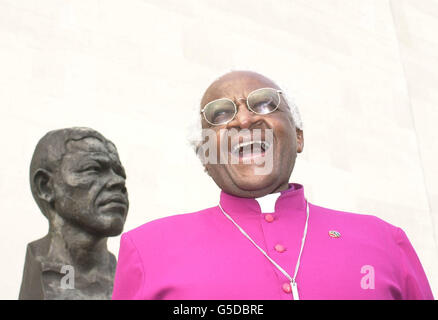 Erzbischof Desmond Tutu steht neben einer Büste des ehemaligen südafrikanischen Präsidenten Nelson Mandela, als er bei der Galavorstellung „Celebrate South Africa“ in der Royal Festival Hall in London ankommt. * an der Aufführung, die die Freiheit Südafrikas feiert, nahmen unter anderem der südafrikanische Hochkommissar Cheryl Carolus, Richard E Grant, Neil und Glenys Kinnock, Richard Wilson und Herr Tutu Teil. Stockfoto