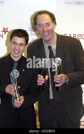 Die Emmerdale-Schauspieler Clive Hornby, der Jack Sugden (R) spielt, und Kelvin Fletcher, der Andy Sudgen in der Show spielt, nachdem er bei den British Soap Awards 2001 im BBC Television Center in London mit dem Spectacular Scene of the Year Award ausgezeichnet wurde. Stockfoto