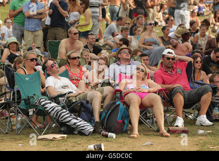 V Festival 2012 - Chelmsford. Festivalbesucher genießen das heiße Wetter beim V Festival im Hylands Park, Chelmsford. Stockfoto