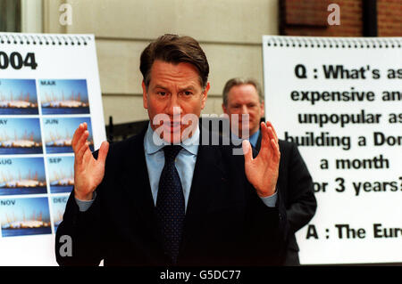 Schattenkanzler des Schatzamtes Michael Portillo und Schattenaußenminister Francis Maude (Rückseite) bei einer Pressekonferenz im konservativen Zentralbüro im Zentrum von London. * Herr Portillo sagte, Premierminister Tony Blair habe sich nicht bereit gezeigt zu sagen, warum ein Beitritt zum Euro nicht schlecht für Großbritannien wäre, während Tory behauptet, dass die Rechnung für die Umwandlung 36 Milliarden erreichen könnte. Stockfoto