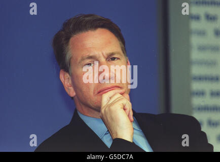 Schattenkanzler des Schatzamtes Michael Portillo und Schattenaußenminister Francis Maude (Rückseite) bei einer Pressekonferenz im konservativen Zentralbüro in London. * Herr Portillo sagte, Premierminister Tony Blair habe sich nicht bereit gezeigt zu sagen, warum ein Beitritt zum Euro nicht schlecht für Großbritannien wäre, während Tory behauptet, dass die Rechnung für die Umstellung 36 Milliarden erreichen könnte. 10/7/01: Tory-Führungsfrontkandidat Michael Portillo hat heute Abend Behauptungen bestritten, dass er es versäumt habe, Geld zu melden, das während seiner Amtszeit als Minister gesammelt wurde. Er behauptete, es gäbe keine Wahrheit, dass er überhaupt Geld genommen hätte und Stockfoto