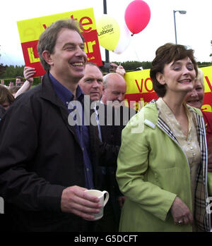 Premierminister Tony Blair wird bei einer Tasse Tee von seiner Frau Cherie während eines Besuchs im Trimdon Grange Community Center in Sedgefield im Rahmen des Wahlkampfs begleitet. * Herr Blair sah sich mit Widerrufen konfrontiert, indem er die Pfund- und Kraftstoffsteuer-Demonstranten hielt, die während des Besuchs in seinem Wahlkreis in Durham eine Reihe von Gesängen angeschlagen hatten. Stockfoto