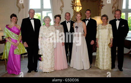 Die britische Königin Elizabeth II. (3. Links) und der Herzog von Edinburgh (Mitte) mit der norwegischen Königsfamilie bei einem Abendessen, das von der Königin in der Residenz des britischen Botschafters in Norwegen in Oslo veranstaltet wird. *die norwegische Königsfamilie sind von links nach rechts Prinzessin Marta Louise, König Harald der Fünfte, Königin Sonja, Mette-Marit Tjessen Hoiby, Kronprinz Haakon, Prinzessin Astrest und ihr Mann Johan Martin Ferner. Stockfoto