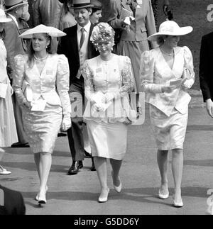 Diana, die Prinzessin von Wales (r) und Sarah, Herzogin von York (l), bildeten zusammen mit einem dritten Besucher ein modisches Hüttentrio in der Royal Enclosure in Royal Ascot im Jahr 1987. Stockfoto