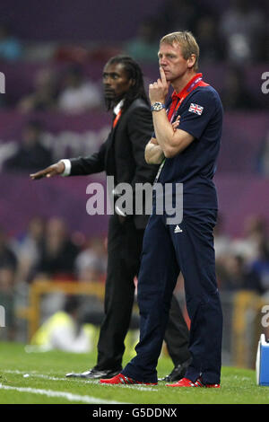 London Olympic Games - Pre-Games Wettbewerbe - Donnerstag Großbritannien Cheftrainer Stuart Pearce (rechts) auf der Touchline Stockfoto