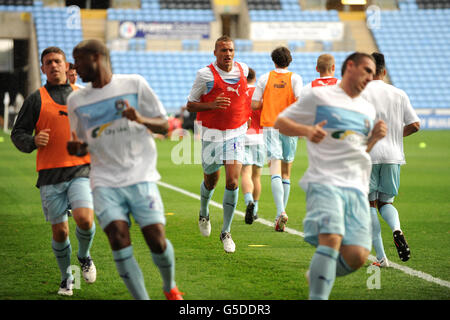 Soccer - npower Football League One - Coventry City / Sheffield United - Ricoh Arena. Spieler von Coventry City wärmen sich vor dem Spiel auf Stockfoto