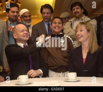 William Hague, Vorsitzender der konservativen Oppositionspartei in Begleitung seiner Frau Ffion, trinkt Tee mit den Führern der muslimischen Gemeinschaft in Bradford. Stockfoto