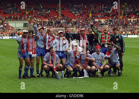 Ein jubelndes Manchester United, nachdem es Nottingham Forest 1-0 im Rumbelows League Cup Final in Wembley besiegt hatte. Stockfoto