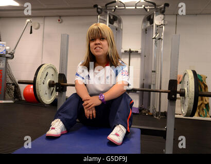 Paralympics - Athleten des Teams GB - Bath Sports Training Village. Zoe Newson aus Großbritannien beim Powerlifting-Training im Bath Sports Training Village, Bath. Stockfoto