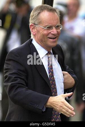 Lord Archer kommt im Old Bailey in London an, wo er mit Meineid- und anderen Anklagen wegen eines Verleumdungsverfahrens gegen den Daily Star im Jahr 1987 konfrontiert wird. Stockfoto