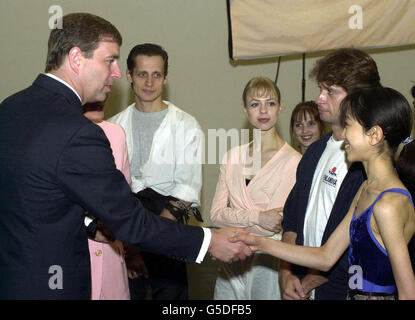 Der Herzog von York trifft sich mit Mitgliedern des English National Ballet während der Proben für ihre Produktion von Romeo und Julia in temporären Studios in Bromley-by-Bow, Ost-London. Die Rolle von Diana, Prinzessin von Wales, als Schirmherrin des English National Ballet wurde vom Herzog von York übernommen. Stockfoto