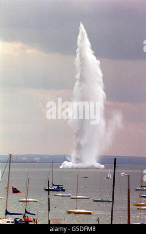 Die Wasserwolke nach einer Bombe aus dem Zweiten Weltkrieg wurde von einem Team der Royal Navy explodiert, das nur eine Meile vom Pier in Southend-on-Sea, Essex, entfernt ist. Um die nicht explodierte deutsche Bombe herum wurde eine kilometerweite Luft- und Seeausschlusszone eingerichtet. * eine Meile vom Pier entfernt, nachdem er in den Netzen eines Fischerbootes gefangen wurde. Stockfoto