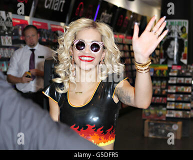 Rita Ora wirbt für ihre neue Single im Whiteley Shopping Centre in London. Stockfoto