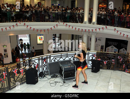 Rita Ora Unterzeichnet - London. Rita Ora wirbt für ihre neue Single im Whiteley Shopping Centre in London. Stockfoto