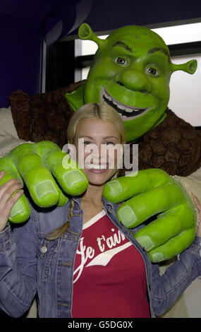 TV-Moderatorin Melinda Messenger wird bei einer Promi-Vorführung des neuen Animationsfilms aus dem Dreamworks-Studio im Warner West End Cinema, London, vom Star von Shrek umarmt. Stockfoto