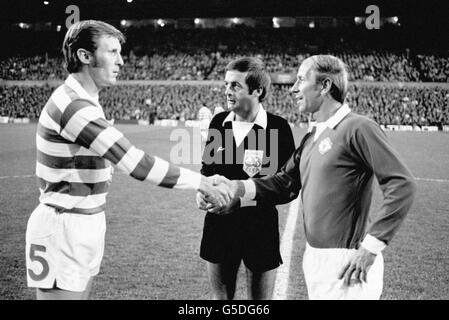 Schiedsrichter Clive Thomas (c) sieht so aus, als Bobby Charlton (r) von Manchester United mit dem keltischen Kapitän Billy McNeill (l) die Hände schüttelt Stockfoto