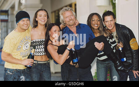 Virgin Boss Sir Richard Branson (c) posiert mit den neuesten Signings für sein V2-Plattenlabel Liberty (v. l.) Kevin Simm, 20, aus Leyland, Lancs, Michelle Heaton, 21 aus Newcastle, Jessica Taylor, 20, aus Preston Kelli Young, 19 aus Derby und Tony Lundon bei einer Fotoanmutung in Covent Garden. Stockfoto