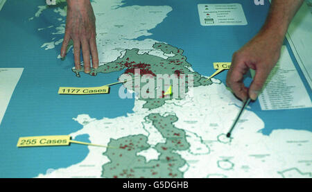 Die Staatssekretärin des neu gegründeten Ministeriums für Umwelt, Ernährung und ländliche Angelegenheiten (DEFRA), Margaret Beckett, schaut sich eine Karte der Maul- und Klauenseuche in Großbritannien an, mit Major Robin Smith (Uniform) der 101 Logistics Brigade. * und Disease Control Center Manager, Allan Wellwood (von der Kamera rechts) am DEFRA Hauptsitz in London, Montag, 11. Juni 2001. Frau Beckett kam zu ihrem ersten Morgen bei der Arbeit an, bevor sie zur MKS-Kontrollstelle ging, wo mehr als 120 Mitarbeiter den weiteren Kampf gegen das Virus koordinieren, sich aber nicht zur Krise äußern wollte. Stockfoto
