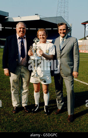 Don Revie, Leeds United Manager und Billy Bremner, Leeds United Kapitän, mit der League Championship Trophäe Stockfoto