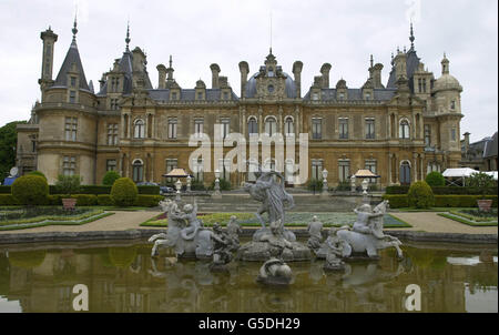 Waddesdon Manor, Buckinghamshire der Veranstaltungsort für das IT's Fashion Dinner. An dem Abendessen nahmen Modedesigner, Models und Prominente Teil, die der Caritas Macmillan Cancer Relief unterstützt hatten. 10/06/2003: Eine Bande von Einbrechern plündert das historische Landgut Waddesdon, das Zuhause der berühmten Rothschild-Sammlung, heute früh, teilte die Polizei mit. Es wird angenommen, dass eine Gruppe von fünf Männern, die Kesselanzüge und Balaclavas tragen, in das Herrenhaus des National Trust in der Nähe von Aylesbury, Bucks, eingebrochen und mit mehr als 100 Goldkisten und einer Reihe anderer wertvoller Gegenstände ausgestattet ist. 14/10/2003: Drei Männer wurden verhaftet Stockfoto