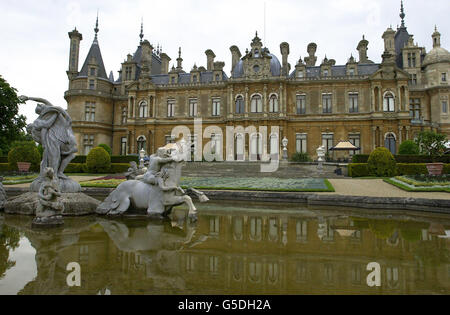 Waddesdon Manor, Buckinghamshire, Veranstaltungsort für das IT's Fashon Dinner. An dem Abendessen nahmen Modedesigner, Models und Prominente Teil, die der Caritas Macmillan Cancer Relief unterstützt hatten. 10/06/2003: Eine Bande von Einbrechern plündert das historische Landgut Waddesdon, das Zuhause der berühmten Rothschild-Sammlung, heute früh, teilte die Polizei mit. Es wird angenommen, dass eine Gruppe von fünf Männern, die Kesselanzüge und Balaclavas tragen, in das Herrenhaus des National Trust in der Nähe von Aylesbury, Bucks, eingebrochen und mit mehr als 100 Goldkisten und einer Reihe anderer wertvoller Gegenstände ausgestattet ist. Stockfoto