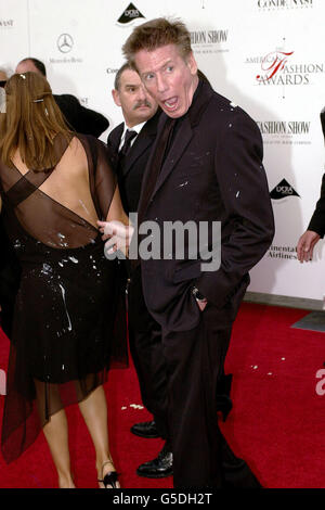 Designer Calvin Klein reagiert, nachdem er und seine Frau Kelly (L) von einem Cremekuchen getroffen wurden, als sie bei den 20th Annual American Fashion Awards im Lincoln Center in New York ankamen. * ein Anti-Pelz-Protestler warf den Kuchen, als eine Gruppe von Designern kam. Klein wurde mit einem Lifetime Achievement Award ausgezeichnet und für den Womenswear Designer of the Year nominiert. Die Preise werden vom Council of Fashion Designers of America verliehen. Stockfoto