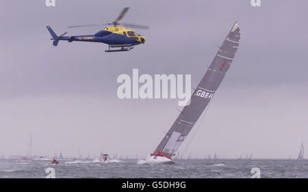 Großbritanniens America's Cup Yacht Team GBR macht sich beim 65. Jährlichen Hoya Round Island Race vor der Isle of Wight auf die Needles auf den Weg. 1,735 CRAFT nahmen an dem diesjährigen Rennen Teil, das das größte Segelrennen der Welt ist. *... mit Amateur-und Profi-Boote aller Größen Rennen gegen den Uhrzeigersinn 50 nautische Meilen rund um die Insel für die Gold Roman Bowl. Stockfoto