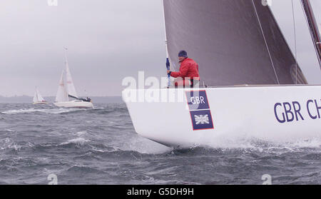 Bowman Peter Thomas führt das Team GBR beim 65. Jährlichen Hoya Round Island Race vor der Isle of Wight durch die Flotte. 1,735 CRAFT nahmen an dem diesjährigen Rennen Teil, das das größte Segelrennen der Welt ist. *...involving Amateur- und Profiboote aller Größen Rennen gegen den Uhrzeigersinn 50 Seemeilen um die Insel für die Gold Roman Bowl. Siehe PA Geschichte SEA Yachts. PA Foto: Chris Ison. Stockfoto