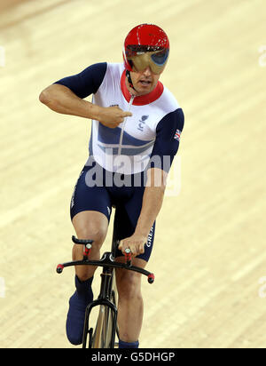 Der britische Mark Lee Colbourne feiert den Weltrekord während der individuellen C1-Pursuit-Qualifikation der Männer im Velodrom im Olympiapark. Stockfoto