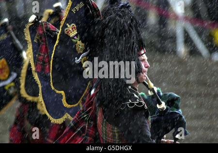 Scots Guards Dudelsackspieler aus den Rohren und Trommeln des 1. Bataillons im Regen bei der jährlichen Trooping of the Color Parade in Londons Horse Guards Parade-Platz. Die Parade markiert den offiziellen Geburtstag der Königin. Stockfoto