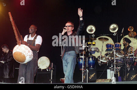 Das Afro Celt Sound System ist während der Feadh 2001 im Finsbury Park in London zu sehen. Stockfoto