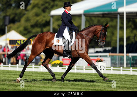 Die britische Mary King reitet Kings Temptress auf der Dressage Stage am zweiten Tag der Burghley Horse Trials im Burghley Park, Stamford. Stockfoto