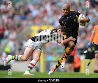 Rugby Union - Aviva Premiership - London Wasps / Harlequins - Twickenham. Tom Vandell von London Wasps wurde von Tom Williams von Harlequins während des Spiels der Aviva Premiership in Twickenham, London, angegangen. Stockfoto