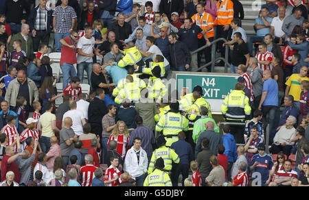 Während des Spiels der Barclays Premier League im DW Stadium, Wigan, flackert es in der Menge. Stockfoto