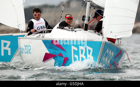 Das britische Sonar-Team John Robertson, Hannah Stodel und Stephen Thomas in Aktion am Sailing-Veranstaltungsort in Weymouth und Portland. Stockfoto