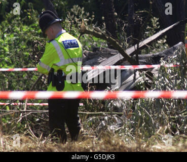 Polizei und Feuerwehrleute am Tatort in Southampton, wo ein einmotoriger Leichtflieger etwa eine Meile nach dem Start vom Southampton International Airport in einem Wald abgestürzt ist. Beide Personen im Flugzeug wurden getötet, obwohl die Polizei sagte, dass es keine Verletzten am Boden gab. Stockfoto