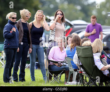 Reiten - 2012 Land Rover Burghley Horse Trials - Tag Drei - Burghley Park. Zara Phillips (links) richtet den Land Rover Tailgate Picnic Competition während der Burghley Horse Trials im Burghley Park, Stamford. Stockfoto