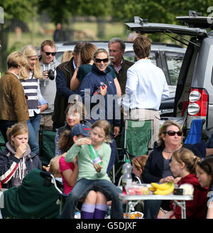 Reiten - 2012 Land Rover Burghley Horse Trials - Tag Drei - Burghley Park. Zara Phillips richtet den Land Rover Tailgate Picnic-Wettbewerb während der Burghley Horse Trials im Burghley Park, Stamford. Stockfoto