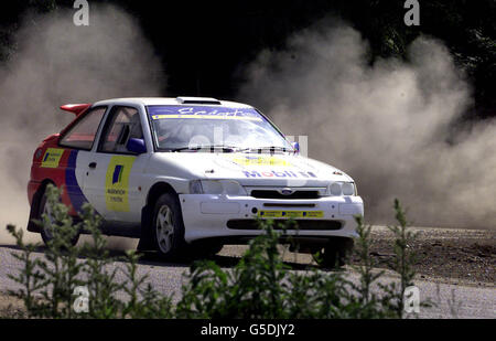 Mark Richardson, der 4x400-m-Rennsportler des Norwich Union GB Team, nimmt an einer 4x4-Fahrklasse in der Brands Hatch Rally Rennschule Teil. Richardson und seine Teamkollegen Du'aine Thorne-Ladejo, Chris Rawlinson und Sean Baldock schlossen sich Brands Hatch an. * im Rahmen einer Teambuilding-Übung. Stockfoto