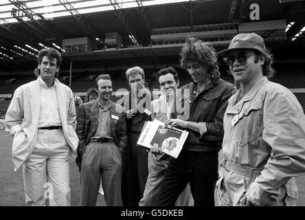 BAND AID 1985: Rockstars im Wembley Stadion, London, nach der Ankündigung, dass Band Aid das größte Rockevent der Welt inszenieren wird, das jemals gesehen hat, um Millionen für den äthiopischen Hungerappeal zu sammeln. (l-r) Tony Hadley, Midge Ure, Gary Kemp, Adam Ant, Bob Geldof und Elton John. *19/12/01: Rockstars im Wembley Stadion, London, nach der Ankündigung, dass Band Aid das größte Rockevent der Welt inszenieren wird, das Millionen für den äthiopischen Hungerappeal sammeln konnte. (l-r) Tony Hadley, Midge Ure, Gary Kemp, Adam Ant, Bob Geldof und Elton John. Es wurde angekündigt, dass Wembley würde Stockfoto