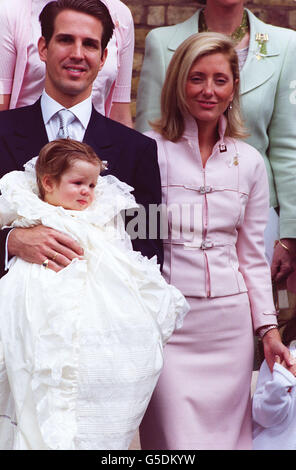 Kronprinz und Prinzessin Pavlos mit ihrem dritten Kind, Prinz Achileas Andreas, bei seiner Taufe in der griechischen Kathedrale von Saint Sofia in Bayswater, West London. * das australische Supermodel Elle MacPherson nahm an der Taufe des Enkels von König Konstantin von Griechenland zusammen mit Prinzessin Caroline von Monaco und ihrem Ehemann Prinz Ernst und Mitgliedern der spanischen Königsfamilie Teil. Siehe PA Geschichte KÖNIGLICHE Taufe. PA Foto: Johnny Green. Stockfoto