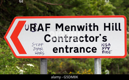 Graffiti, das den US-Verteidigungsschild auf einem Schild für die RAF-Basis in Menwith Hill in der Nähe von Harrogate, North Yorkshire, kritisiert. Die Basis könnte Teil des geplanten US-Raketenabwehrschildes sein. US-Präsident George Bush spricht in Brüssel mit der NATO über das Thema. Stockfoto