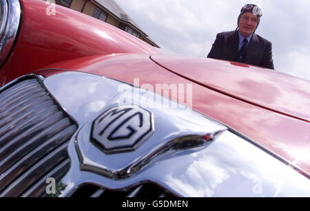 Paddy Hopkirk, der letzte Mann, der 24 beim 1965-Stunden-Rennen von Le Mans in Frankreich mit einem der berühmten Autos am Lola-Hauptsitz in Huntingdon einen MG gefahren ist. Lola Racing Car Hersteller haben einen MG Rennwagen entworfen und gebaut. * ... für das Rennen von Le Mans, das dieses Jahr am samstag, dem 16 2001. Juni stattfindet. Stockfoto