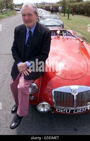 Paddy Hopkirk, der letzte Mann, der beim 24-Stunden-Rennen von Le Mans in Frankreich 1965 mit einigen MG-Fahrzeugen am Lola-Hauptsitz in Huntingdon einen MG gefahren ist. Lola Racing Car Hersteller haben einen MG Rennwagen entworfen und gebaut. * ... für dieses Jahr Le Mans Rennen, das am samstag 16 2001. Juni stattfindet. Stockfoto