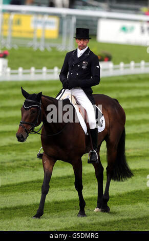 Der Neuseeländer Andrew Nicholson reitet Calico Joe auf der Dressur-Etappe der Land Rover Burghley Horse Trials im Burghley Park, Stamford. Stockfoto