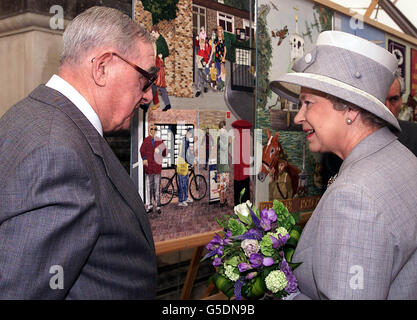 Die britische Königin Elizabeth II. Besucht die Sunbury Millennium Embroidery im ummauerten Garten, Sunbury on Thames, Middlesex, mit Albert Skinner, der in einem Teil des Werks auftaucht. *...die Stickereien, die 200 Menschen fünf Jahre brauchten, um sie zu nähen, stellten die Geschichte und Wahrzeichen des Dorfes dar, darunter eine lokale Eibe, die von Charles Dickens in Oliver Twist geschrieben wurde, dem Haus, in dem Edward VIII Freda Dudley-ward vor seiner nächsten Liebe Wallis Simpson umworben hatte, Und der aktuelle Dorf-Unterpostmeister Albert Skinner. Stockfoto