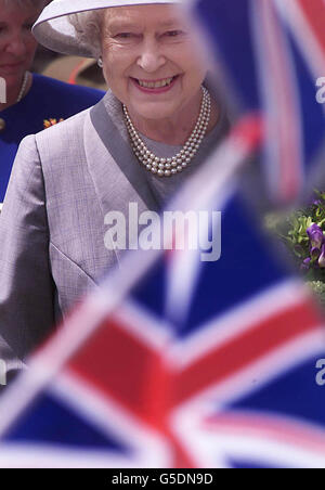 Die britische Königin Elizabeth II. Trifft die Öffentlichkeit, bevor sie die Sunbury Millennium Embroidery im ummauerten Garten Sunbury on Thames, Middlesex, besucht. *...die Stickerei, die 200 Menschen fünf Jahre dauerte, um zu nähen, stellte die Geschichte und Wahrzeichen des Dorfes dar, darunter eine lokale Eibe, die von Charles Dickens in Oliver Twist geschrieben wurde, das Haus, in dem Edward VIII Freda Dudley-ward vor seiner nächsten Liebe Wallis Simpson umworben hat, Und der jetzige Dorfunterpostmeister Albert Skinner. Stockfoto