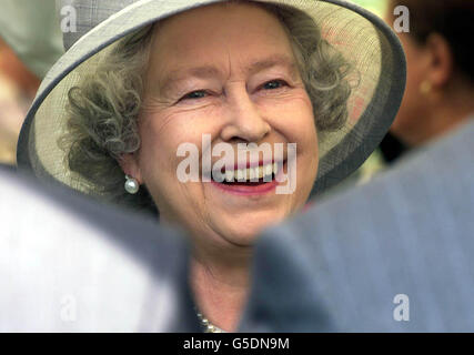 Die britische Königin Elizabeth II. Trifft die Öffentlichkeit, bevor sie die Sunbury Millennium Embroidery im ummauerten Garten Sunbury on Thames, Middlesex, besucht. *...die Stickerei, die 200 Menschen fünf Jahre dauerte, um zu nähen, stellte die Geschichte und Wahrzeichen des Dorfes dar, darunter eine lokale Eibe, die von Charles Dickens in Oliver Twist geschrieben wurde, das Haus, in dem Edward VIII Freda Dudley-ward vor seiner nächsten Liebe Wallis Simpson umworben hat, Und der jetzige Dorfunterpostmeister Albert Skinner. Stockfoto