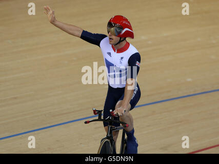 Der britische Mark Lee Colbourne winkt beim 1 km langen Einzelzeitfahren der Männer C1-2-3 auf dem Velodrome im Olympic Park in London der Menge zu. Stockfoto